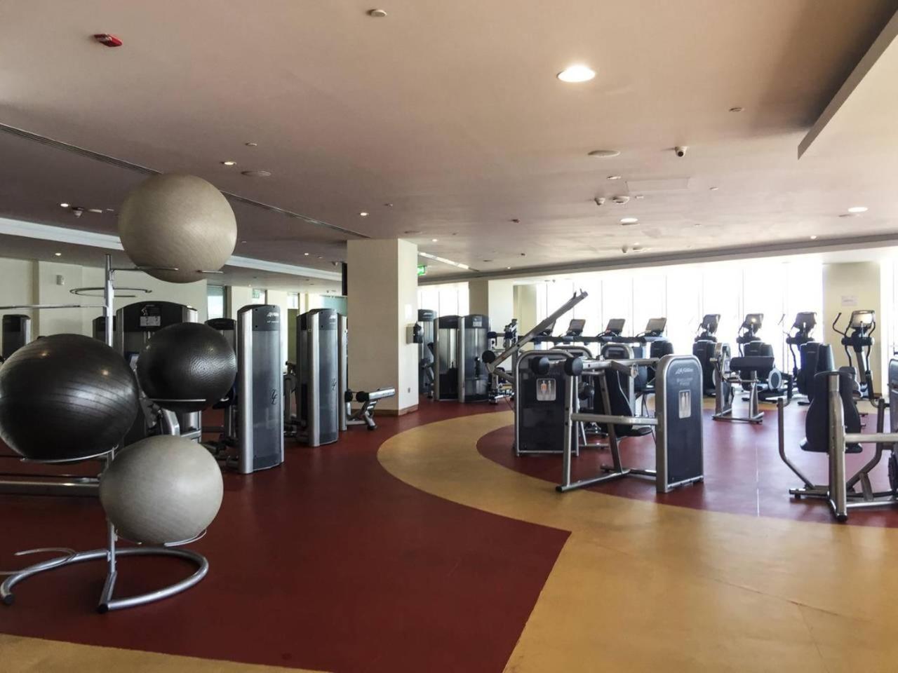 Frank Porter - Tiara Palm Apartment Dubai